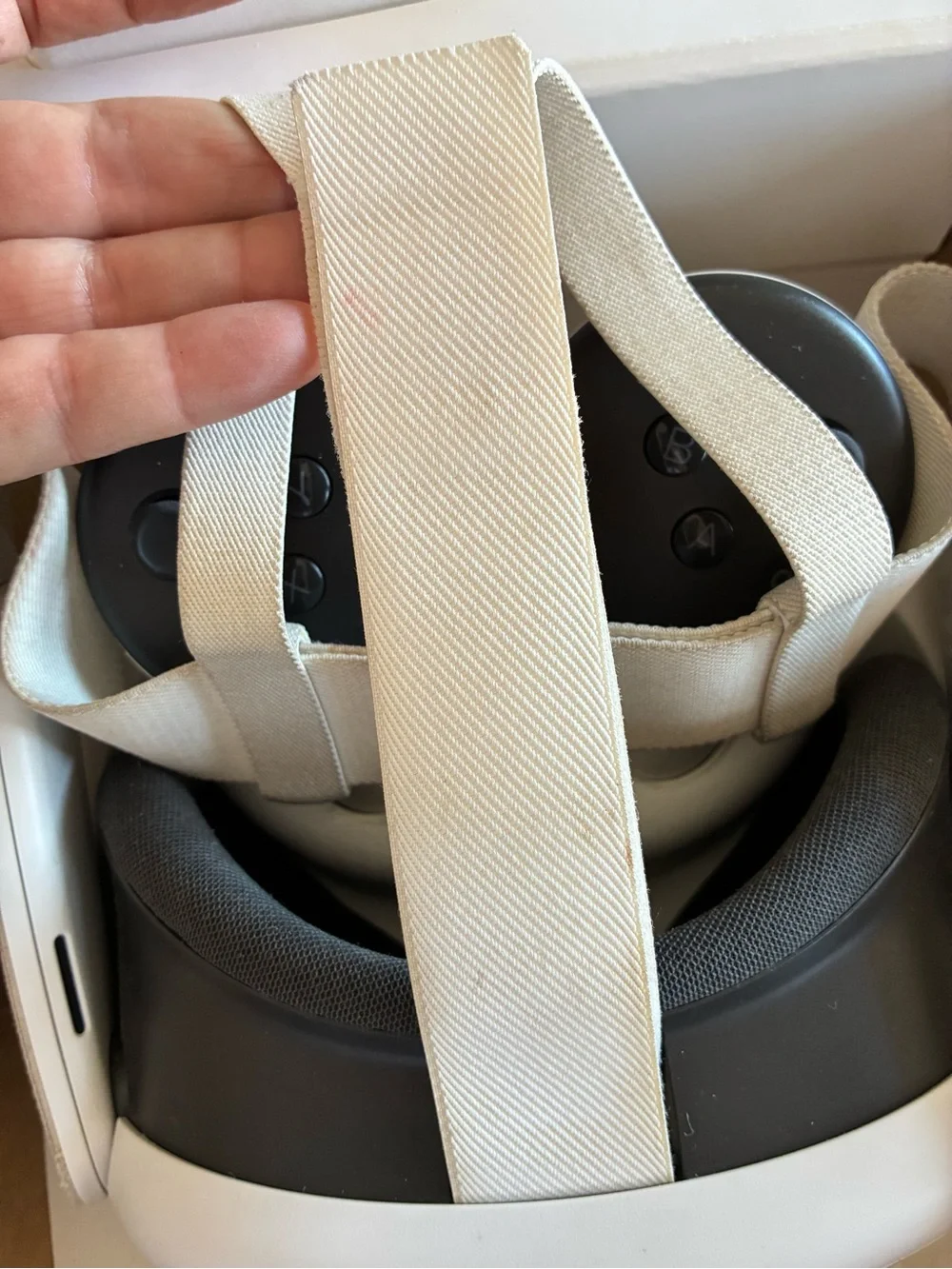 Meta Quest 3 White VR Headset with Controllers - Picture 3 of 4